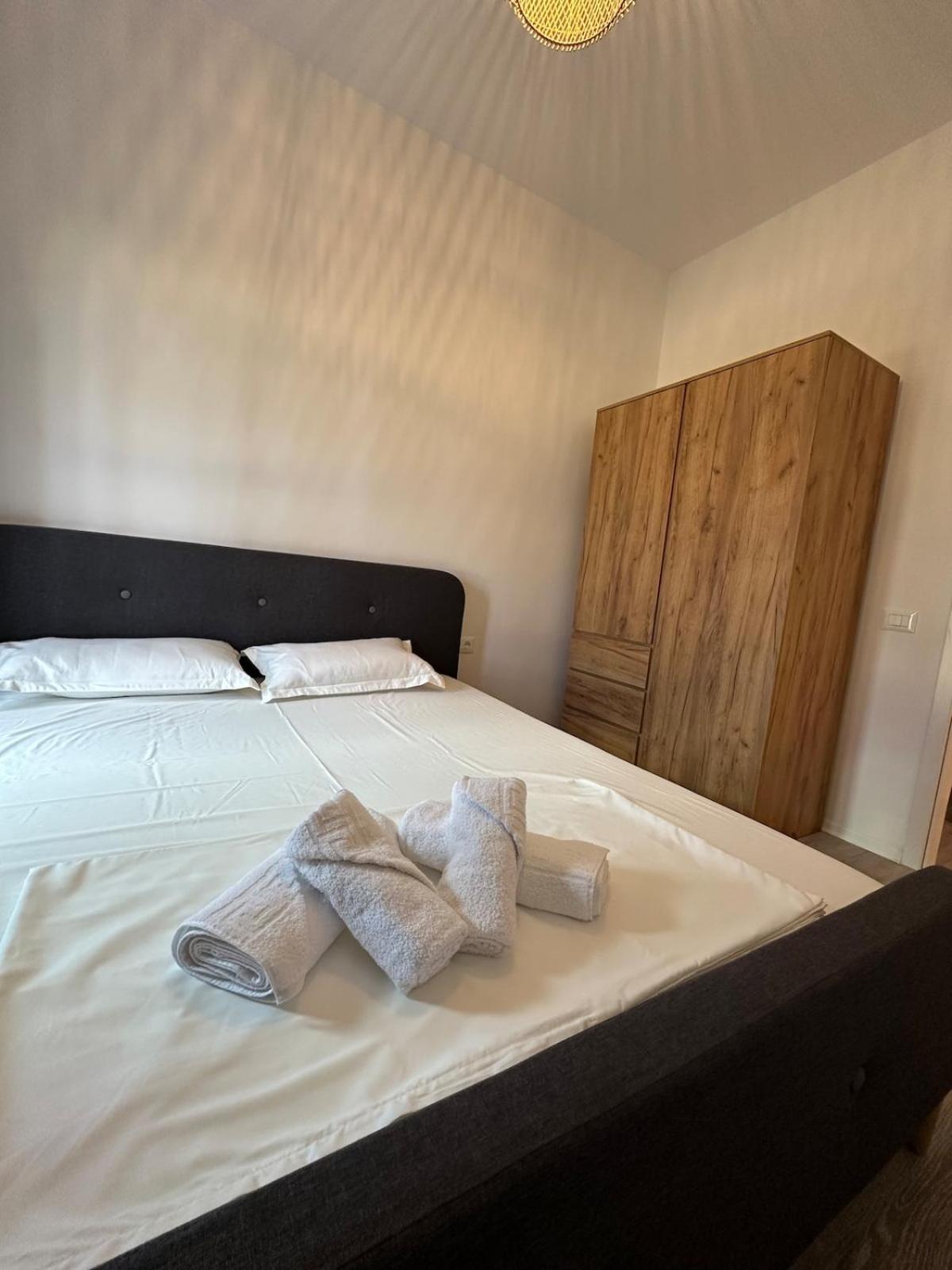 Sunflower Apartment Tiranë Ngoại thất bức ảnh